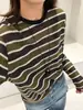 Camiseta de tricô feminina versátil, curta, solta, com listras color-block, manga longa, nova moda outono 2026.