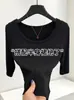 Camiseta branca canelada com decote U, cor sólida, manga curta, para mulheres, coleção outono 2026, corte solto, modeladora, versátil e estilosa
