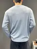 Camiseta de manga larga de ajuste relajado con rayas verticales minimalistas retro americana, nueva colección de otoño para hombre, top casual y cómodo