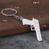 Liga de zinco estimulação campo de batalha deserto águia pistola adereços comendo frango chaveiro mini pistola modelo pingente