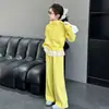 Elegante Conjunto de Dos Piezas para Niñas para Otoño: Cárdigan con Capucha, Volante de Encaje y Pantalones de Chándal de Pierna Ancha