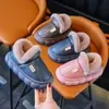 Nuevas pantuflas de algodón para otoño e invierno para hombres, mujeres y niños, con una suela gruesa y antideslizante para una sensación cómoda y acolchada, perfectas para uso en interiores y para proporcionar calor extra en invierno.
