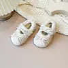 Sapatos felpudos para meninas, novos estilos outono e inverno, sapatos de algodão infantis com forro de fleece, sapatos de princesa com laço para meninas pequenas, sapatos slip-on para bebês