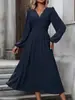 Vestido Novo Estilo Outono e Inverno com Bola de Pelo Média, Gola Assimétrica, Manga Bufante e Cintura Plissada