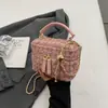 A bolsa de ombro lisa da moda deste ano, da nova coleção outono/inverno 2026, apresenta um design moderno e minimalista, perfeita para o trajeto diário e como uma pequena bolsa quadrada transversal.