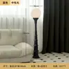 Lámpara de pie de columna romana de mediados de siglo, adecuada para sala de estar, colocada junto al sofá, dormitorio retro de estilo francés, creando un ambiente sofisticado y artístico