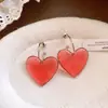 Pendientes de botón en forma de corazón C de resina con aguja plateada, estilo personalidad, moda de nicho, pendientes exagerados, lujo ligero, sensación de alta gama, joyería para la oreja al por mayor