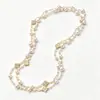 Collar de perlas vintage en capas, sensación de lujo ligero y alta gama, cadena versátil para suéter, accesorio de ropa popular de nicho para mujer