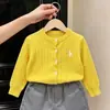 Roupas infantis estilo coreano coleção outono 2026: cardigã de tricô amarelo com bordado floral para meninos e meninas, shorts casuais cinza