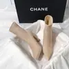 Botines impermeables de plataforma con tacón alto en color nude, un look moderno y elegante para 2026, con acabado de gamuza, tacón grueso, punta fina y efecto adelgazante