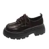 Mocassins de sola grossa e corte baixo, um novo estilo para mulheres baixinhas, apresentando um visual colegial, couro macio e um design que aumenta a altura com cadarços, perfeitos para a primavera e o outono de 2026.