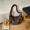 Bolso estampado de leopardo para mujer, nueva colección de otoño 2026, retro y moderno, una opción popular para ir al trabajo, bolso de hombro de gran capacidad, bolso cruzado