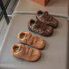Zapatos de Tabla de Suela Gruesa de Gamuza con Velcro Estilo Coreano para Niñas 2026 Nuevos Zapatos Casuales Color Café para Niñas Zapatos sin Cordones de Moda