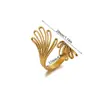 Anillo de Zirconia de Color Simple Nuevo Europeo y Americano Flor Hueca Geométrica Acero Inoxidable Chapado en Oro Anillo para Mujer Fabricante Mayorista
