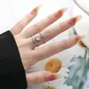 Anel Aberto com Design de Nicho Interessante Feito de Aço Inoxidável, Anel para Dedo Indicador com um Toque de Luxo Leve, Moderno e Fashion, Acessório Versátil Estilo Coreano
