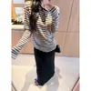 Camiseta de Manga Larga Rayada con Hombro Asimétrico Laareeto 100 Lyocell para Mujer Verano Diseño Moderno Top Delgado Versátil