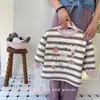 Camiseta básica de otoño a rayas estampadas para bebé niña 2026 nuevo estilo para niña pequeña de algodón antiarrugas top de moda top de celebridad de internet