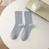 Meias caneladas femininas de outono e inverno, meias de cano médio com listras verticais de agulha dupla, estilo coreano moderno, meias longas empilháveis simples e versáteis