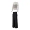 Conjunto de yoga de alta gama para mujer, con un top transparente de malla cruzada y pantalones anchos fluidos, que ofrecen un look suave y elegante para el fitness, el ocio y el uso versátil.