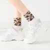 Calcetines de tubo medio para mujer estampado clásico de leopardo calcetines altos para niños otoño e invierno vintage versátiles estilo coreano calcetines para mujer cálidos transpirables