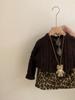 Conjunto de Duas Peças para Meninas Estilo Coreano Outono e Inverno 2025 Nova Moda Tricô Gola Redonda Manga Longa e Saia Versátil Estilosa Estampa de Leopardo