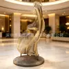 Escultura de cinta de malla dorada de acero inoxidable, adorno de cinta hueca abstracto para exteriores, hecho a medida para paisajismo de plazas y jardines