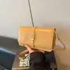 Bolsa pequena quadrada casual, estilosa e moderna com design minimalista; nova coleção primavera 2026 de bolsas femininas de ombro e crossbody