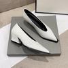 Primavera de 2026 Novo Estilo Bico Fino Corte V Salto Médio Bloco Couro Envernizado Feminino Pele de Cobra Macia Versátil Plataforma Sapatos Retro Vovó