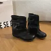 Botines plisados de doble hebilla estilo páramo para mujer, colección otoño 2026, punta redonda, piel suave, con plantilla interior elevadora, botines cortos estilo motocicleta retro