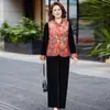 Elegante conjunto de tres piezas con chaleco bordado estilo chino para madres de mediana edad, nuevo estilo otoño 2026, lujoso traje de terciopelo dorado
