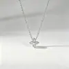 Colar de Aço Titânio com Pingente de Trevo de Quatro Folhas Totalmente Cravejado, Estilo Francês de Luxo Leve, Compacto, para Mulheres, Exquisito e Doce, Conjunto de Corrente para Clavícula Versátil de Alta Qualidade