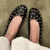 Versão em pele de ovelha~Sapatilhas vintage com tachas, sapatos de bico redondo de corte baixo sem cadarços, Mary Janes versáteis com tachas baixas