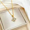 Pingente de Trevo com Diamante Verde de Alta Retenção de Cor, Banhado a Ouro 24K, para Mulheres, Acessório de Corrente para Clavícula Totalmente Diamantado, Item Popular de Live-Stream, Dropshipping
