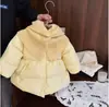 Casacos infantis para meninos e meninas, roupas acolchoadas de algodão, casaco de algodão infantil versátil e estiloso para o inverno de 2026 com gorro de tricô, espessado