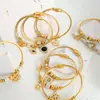 Nueva variedad de colgante de forma estrellas de bebé circón inglés digital pulsera de acero de titanio amor joyería de nicho