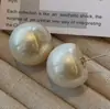 Pendientes de Botón de Perla Grande Estilo Hepburn de Gama Alta para Mujer, Pendientes de Perla Grande Exagerados, Elegantes y Versátiles Tendencia de Pendientes de Año Nuevo
