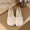 Sapatos Peludos Elegantes Estilo Francês com Corrente de Pérolas Femininos 2026 Outono/Inverno Novos Com Pelúcia Quentes Confortáveis Sapatos de Algodão com Solado Plano