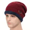 Gorro y bufanda de invierno transfronterizos conjunto de dos piezas para hombre gorro de punto cálido con forro de forro polar protección para los oídos para montar al aire libre gorro de lana para la cabeza