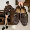 Estilo Old Money Otoño 2026 Zapatos Pequeños de Cuero Slip-ons Correa de Cuero Retro Mocasines de Tacón Oculto Para Mujer Suela Suave Hebilla Moda