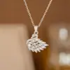 Collar de Acero de Titanio Dongguan para Mujer con Colgante en Forma de Corazón de Diamante Rosa Microincrustado, Cadena para Clavícula Versátil y de Moda Chapada en Oro de 18 Quilates