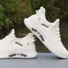 Sapatos Verão 2025 Sapatos de Malha Respirável Sapatos de Pai Masculinos Esportivos e de Lazer Versáteis Antiderrapantes Solado Macio Sapatos Brancos