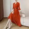 Vestido midi plisado intelectual y elegante con cinturón de corbata para ceñir la cintura, estilo Issey Miyake, cárdigan versátil de corte holgado irregular que disimula el abdomen