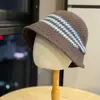 Nuevo sombrero de pescador para mujer para otoño e invierno, sombrero de cubo tejido de punto colorido con diseño calado, moderno y versátil, sombrero para protección solar para viajes al aire libre