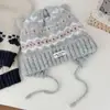 Chapéu estilo Fair Isle para mulheres, com forro de fleece espesso para aquecimento no outono e inverno, protege as orelhas, afina o rosto, gorro de tricô, resistente ao frio e com estilo Lei Feng