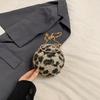 Bolsa redonda com estampa de leopardo de pelúcia estilo coreano, bolsa de mão com anel de diamante da moda, bolsa de mão com corrente com texto, mini bolsa redonda