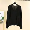 Camiseta de manga larga de algodón modal para mujer, talla grande, cuello en V, camiseta base adelgazante, corte holgado, top protector solar, estilo casual japonés y coreano