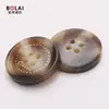Botões de resina redondos, com quatro furos, padrão de alta qualidade e logotipo a laser personalizado para casacos de lã, trench coats e peças de outer wear, em estilo britânico