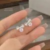 Brincos de Tarraxa em Prata S925 com Zircônia Rosa Lapidação Rosa para Mulheres, Incrustados com Zircônia, Modernos, Luxuosos, Elegantes, Exquisitos Brincos de Laço Atacado
