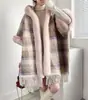 Novo Poncho Manto Quente Versátil com Capuz e Gola de Pelo Xadrez Forrado de Lã Moda Outono e Inverno Feminino