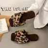 Pantuflas de Moda con Tira Cruzada y Dedos al Descubierto 2026 Nueva Pantufla de Piel de Una Sola Tira para Mujer Uso Exterior Felpa Suela Plana Negro